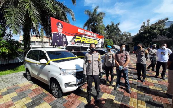 Kapolres Tasikmalaya Kota AKBP Doni Hermawan menunjukkan mobil yang berhasil diamankan. (Foto: iNews/Asep Juhariyono)