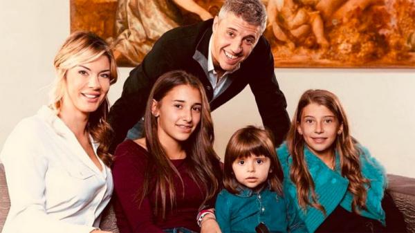 Hernan Crespo bersama istri dan ketiga putrinya. (Foto: gente.com)