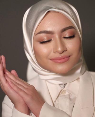 Nathalie H Nathalie Holscher memakai jilbab silk. (Foto: IG)