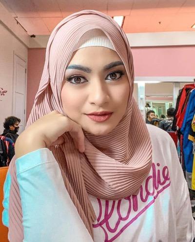 Pasminah Nathalie Nathalie memakai pasminah berbahan plated warna pink. (Foto: IG)