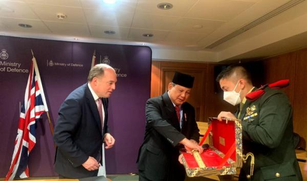 Prabowo Subianto menyerahkan suvenir (Foto: Istimewa)