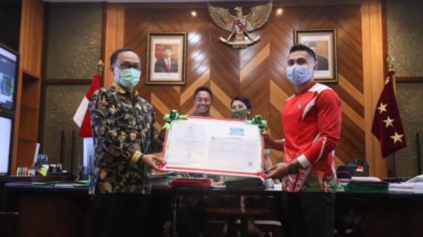 Serda Aprilio Perkasa Manganang menerima dokumen kependudukan dari Dirjen Dukcapil Kemendagri disaksikan KSAD Jenderal TNI Andika Perkasa dan istri, Hetty Andika Perkasa. (Foto: Kemendagri).