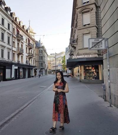 Chelsie tampak manis dengan dress batik. (Foto: IG)