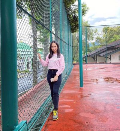 Chelsie memakai jins dan sneakers. (Foto: IG)