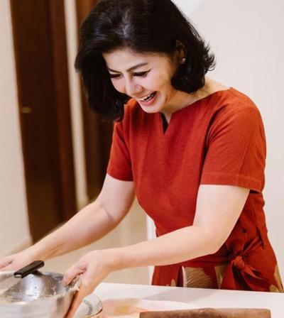 Ibunda Bams memakai dress merah. (Foto: IG)