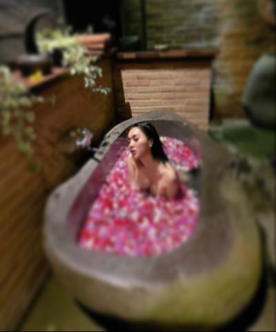 Lucinta Luna berendam di air kembang. (Foto: IG)
