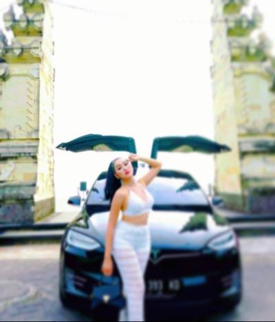 Lucinta Luna pose di depan mobil. (Foto: IG)