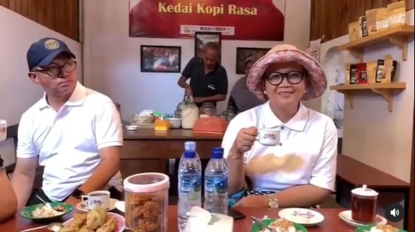 retno marsudi ngopi Menlu Retno Marsudi menikmati kopi di Banyuwangi. (Foto: IG Retno Marsudi).