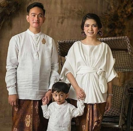Selvi Juga pernah kompak dalam nuansa putih bersama suami dan anaknya. (Foto: IG)