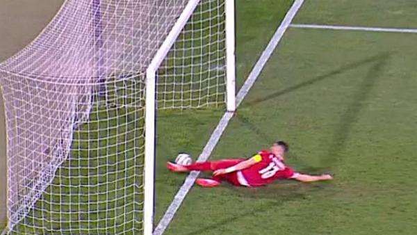 Gol Ronaldo Dianulir Gol kapten Portugal Cristiano Ronaldo tak dianggap meski bola sudah melewati garis gawang Serbia pada Kualifiaksi Piala Dunia 2022 zona Eropa, Minggu (28/3/2021) dini hari WIB. (Foto: Twitter Sky Sports)