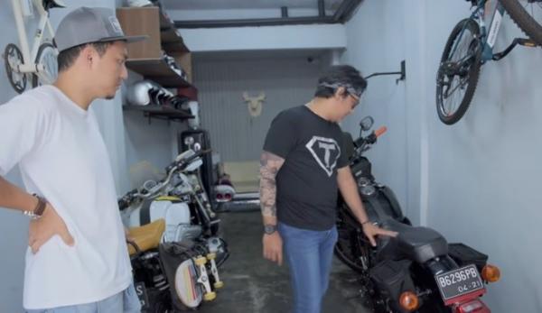 29 Ananda Omesh 4 Ananda Omesh mengoleksi moge Harley-Davidson Dyna bermesin 1.450 cc merupakan motor langka dari zaman Presiden Soeharto. (Foto: YouTube Andre Taulany)