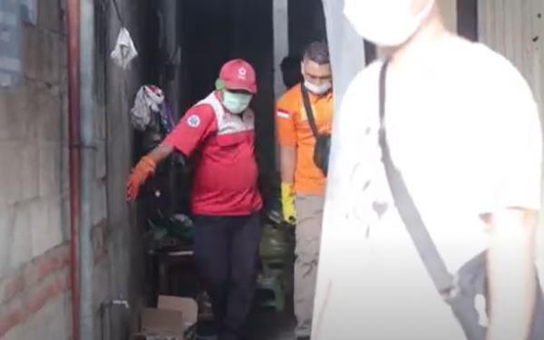 Petugas mengevakuasi jasad nenek penjual sembako di Buleleng yang diduga menjadi korban pembunuhan, Senin (29/3/2021). (Foto: MNC Portal/Pande Wismaya)