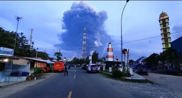 Kepulan asap terlihat dari jauh (Foto: Toiskandar)