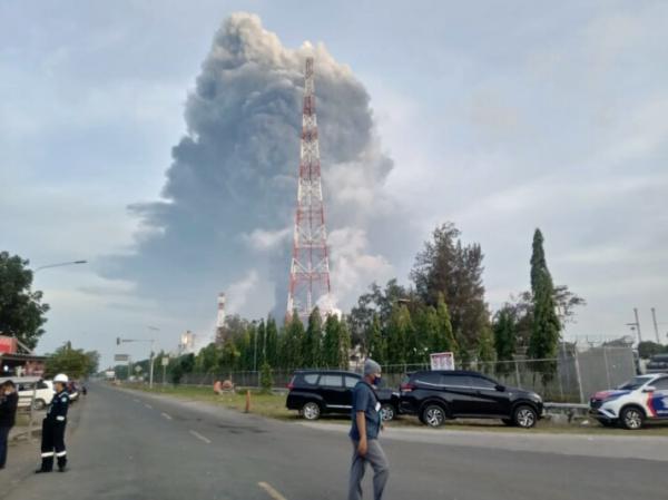 Kepulan Asap akibat kebakaran di Kilang Balongan (Foto: MNC/Fatnur Rohman)