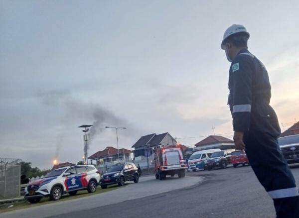 Petugas berjaga di depan Kilang Balongan (Foto: MNC/Fatnur Rohman)