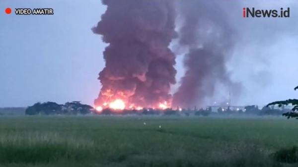 Balongan Meledak : Kilang Minyak Balongan Terbakar | Indozone.id / Ledakannya menyebabkan api yang cukup besar.