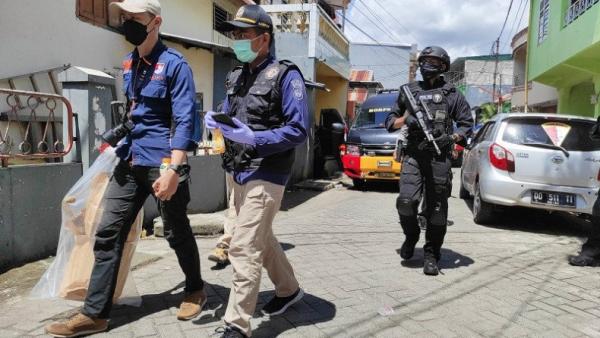 Tim Densus 88 Antiteror membawa bungkusan usai menggeledah rumah kos pelaku bom bunuh diri Gereja Katedral di jalan Tinumbu, Kecamatan Bontoala, Kota Makassar, Sulsel, Senin (29/3/2021). (Foto: Antara)