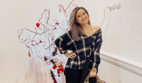 Gabriella memakai atasan kemeja tartan warna navy. (Foto: IG)