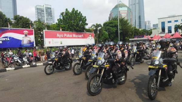 patroli tni dan polisi Jajaran Polda Metro Jaya, Kodam Jaya, Satpol PP DKI dan Dishub DKI menggelar patroli skala besar Senin (29/3/2021). (Foto: Carlos Roy Fajarta).