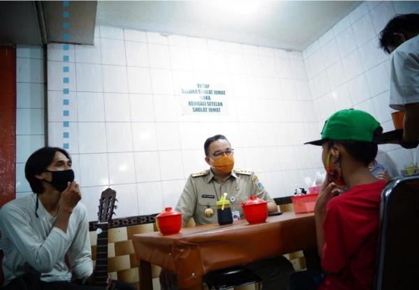 Anies dengan pengamen