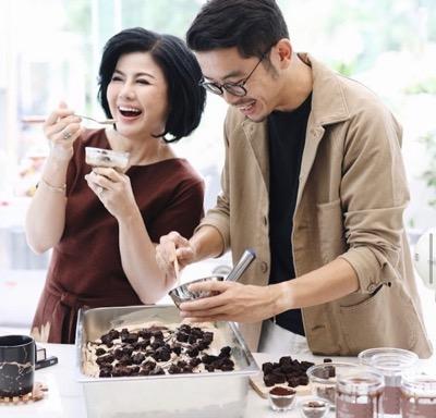 Desireee Desiree tengah memasak bersama anaknya. (Foto: IG)