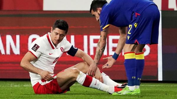 Striker Timnas Polandia Robert Lewandowski mendapatkan perawatan medis saat menghadapi Andorra pada Kualifikasi Piala Dunia 2022 pada 28 Maret lalu. (Foto: REUTERS)