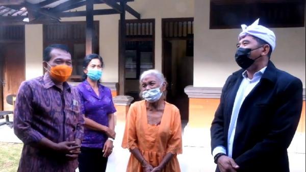 Nenek Reni mendapat perawatan dari rumah singgah lansia di Denpasar. (Foto: iNews/Indira).