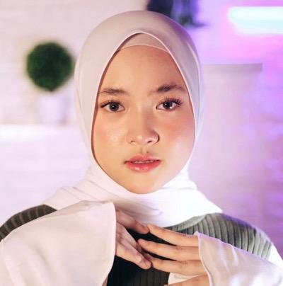 Nissa Sabyan dengan pashmina putih. (Foto: IG)