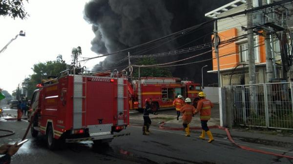  Pabrik  Palet Plastik  di  Surabaya  Terbakar Warga Panik 