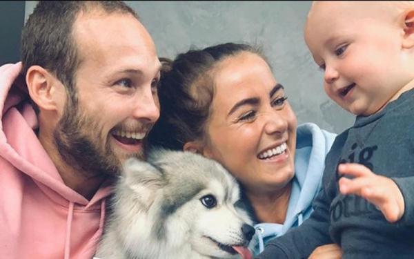 Daley Blind dan Candy Rae-Fleur dan putra mereka Lowen, (Foto: Instagram)