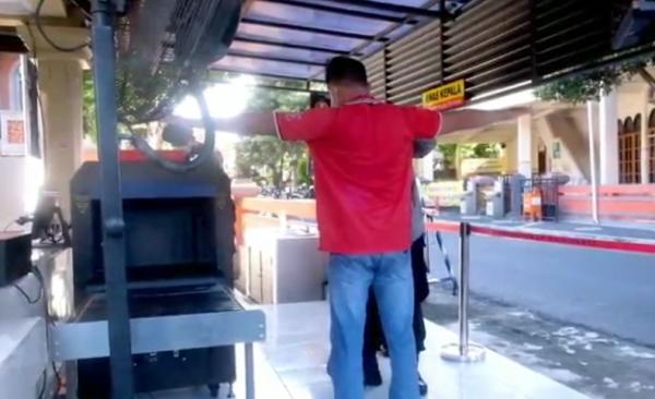 Polda Bali memperketat pemeriksaan pengunjung. (Foto: iNews/Indira Arri)