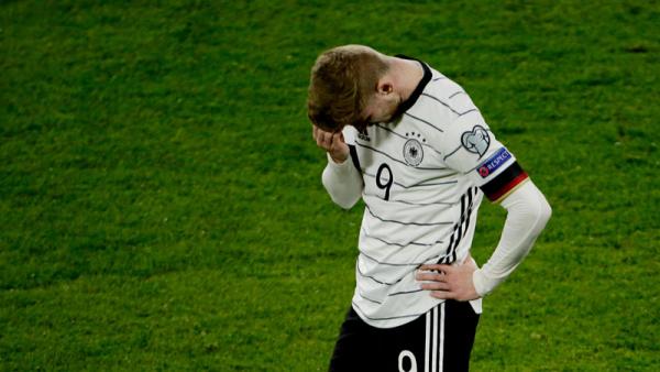 Striker Jerman Timo Werner tampak kecewa usai timnya kalah 1-2 dari Makedonia Utara pada matchday ketiga Grup J Kualifikasi Piala Dunia 2022 zona Eropa di MSV-Arena, Kamis (1/4/2021) dini hari WIB. (Foto: REUTERS)
