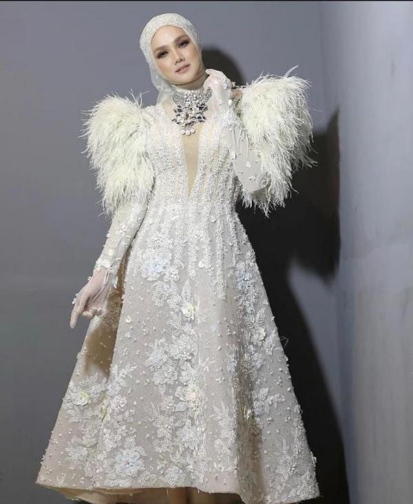 Mulan tampak cantik saat perform. (Foto: IG)