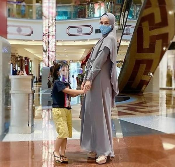 Mulan juga modis saat ke mall. (Foto: IG)