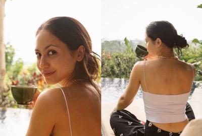 Pevita tampak di pagi hari saat akan minum kopi.