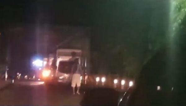 Pria ngamuk Polman 2 Pria mengamuk acungkan parang tantang pengendara berduel di Polewali Mandar, Sulawesi Barat, Kamis (1/4/2021). (Foto: iNews/Huzair Zainal)