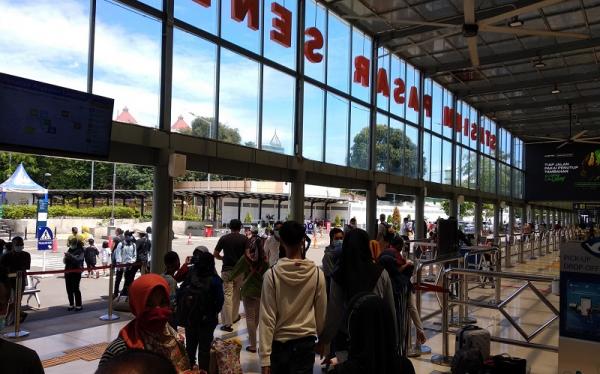 stasiun pasar senen libur paskah Stasiun Pasar Senen di Jakarta Pusat. (Foto: MNC Media/Carlos Roy Fajarta)