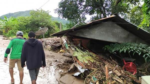Pencarian Korban Banjir Bandang di Lembata NTT dengan Alat Seadanya (Foto: iNews/Joni Nura)