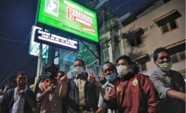 Anies berfoto bersama warga di Salemba (Foto: Instagram Anies Baswedan)