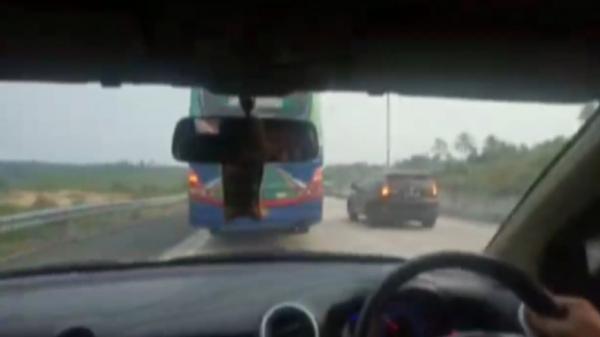 Polisi Lampung Selatan kejar bus ALS warna hijau yang diduga angkut 10kg sabu (Heri Fulistiawan/MNC Portal)