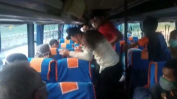 Polisi Lampung Selatan kejar bus ALS warna hijau yang diduga angkut 10kg sabu (Heri Fulistiawan/MNC Portal)