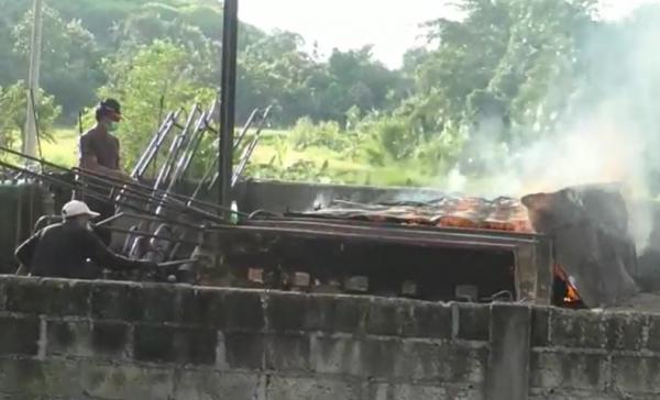 Proses kremasi jenazah I Wayan Sutena di Klungkung, Bali. (Foto: iNews/Juliarsana Juli)
