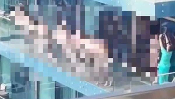 Belasan perempuan telanjang di balkon gedung ditangkap pihak keamanan. (Foto: Ilustrasi/Ist)