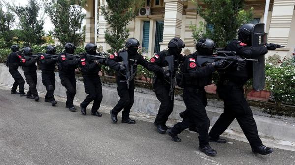 06 Antara Gegana Brimob 2 Ilustrasi Tim Gegana Polda Sumbar ledakkan mortir yang ditemukan di Solok (Antara)