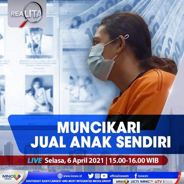 Tangkapan layar video viral mobil travel jenis elf kesasar hingga depan gerbang makam Sunan Muria Kudus. Foto: Ist.