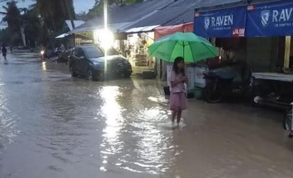 Banjir merendam ruas jalan dan rumah warga di Pidie Jaya, Aceh, Selasa (6/4/2021). (Foto: MNC Portal/Jamal Pangwa)