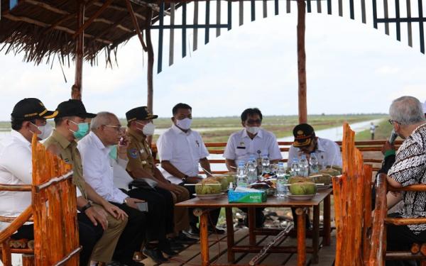 Foto Food Estate Gubernur Kalteng H. Sugianto Sabran bersama sejumlah Menteri Kabinet Indonesia Maju dan Kepala Staf Kepresidenan saat berada di saung pojok.