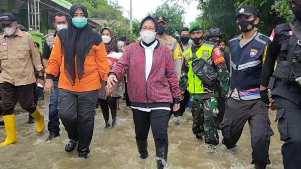 Mensos Tri Rismaharini didampingi Bupati Bima Indah Damayanti Putri meninjau korban banjir bandang di Bima, NTB. (Foto: iNews/Edy Irawan)