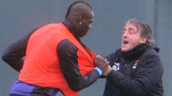 Roberto Mancini Balotelli Roberto Mancini bertengkar Mario Balotelli pada sesi latihan di Manchester City. (Foto: The Sun)