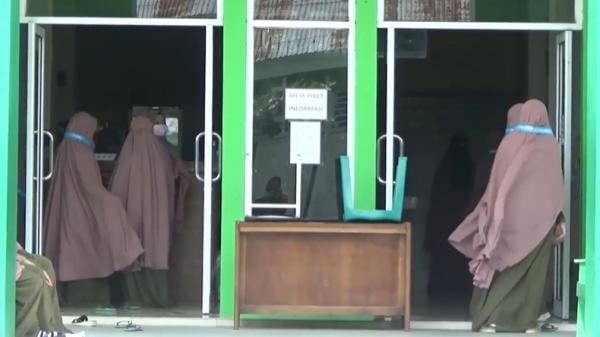 26 Guru dan Siswi SMA DAR El-Iman Padang Positif 26 Guru dan Siswi SMA DAR El-Iman Padang Positif Covid-19 (Budi Sunandar/MNC Portal)